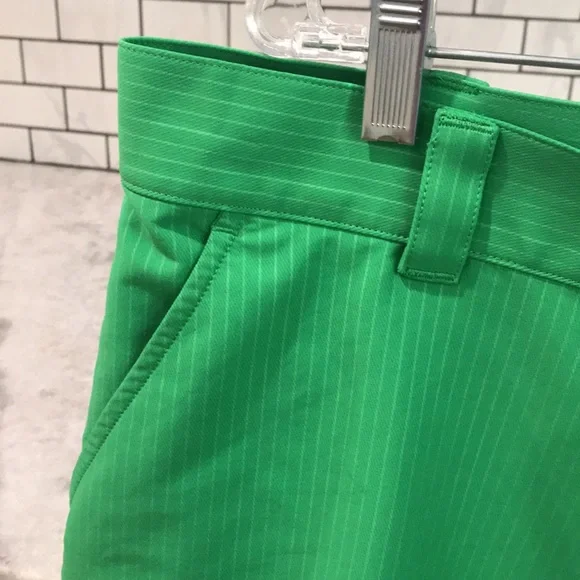 Under Armour Golf Shorts Mens Size 42 Green Pin Stripe Athletic Flat Front - Picture 2 of 9